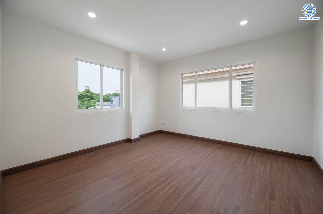 บ้านมือสองตกแต่งใหม่ โครงการ บ้านอาภา2 ปิ่นเกล้า-สวนผัก เนื้อที่ 61 ตร.ว. ฟังก์ชัน 3 ห้องนอน 3 ห้องน้ำ จอดรถได้ 2 คัน บนทำเลเดินทางสะดวก เชื่อมต่อหลายเส้นทาง ใกล้รถไฟฟ้าสายสีแดง "สถานีบางบำหรุ"